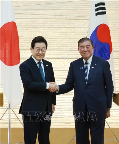 Ngày 23/8/2025, trong cuộc gặp thượng đỉnh tại thủ đô Tokyo (Nhật Bản), Thủ tướng nước chủ nhà Shigeru Ishiba và Tổng thống Hàn Quốc Lee Jae Myung đã cam kết tăng cường mối quan hệ hướng tới tương lai, trên nền tảng được thiết lập khi bình thường hóa quan hệ song phương vào năm 1965. Ảnh: Yonhap/TTXVN