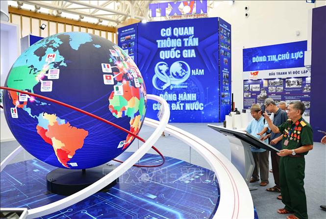 Khách tham quan trải nghiệm các ứng dụng công nghệ của TTXVN tại gian trưng bày. Ảnh: Thanh Tùng - TTXVN