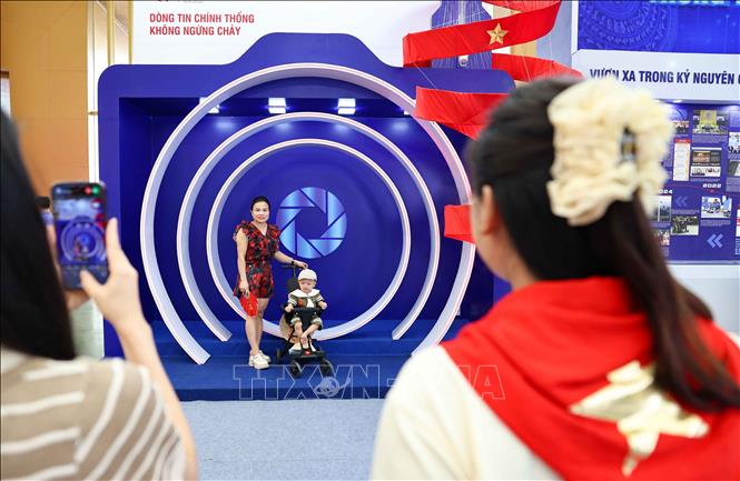 Khách tham quan trải nghiệm Phòng truyền thống ảo, Góc check in 360,  tham gia các mini games vui nhộn và ý nghĩa tại gian trưng bày của TTXVN. Ảnh: Thanh Tùng - TTXVN
