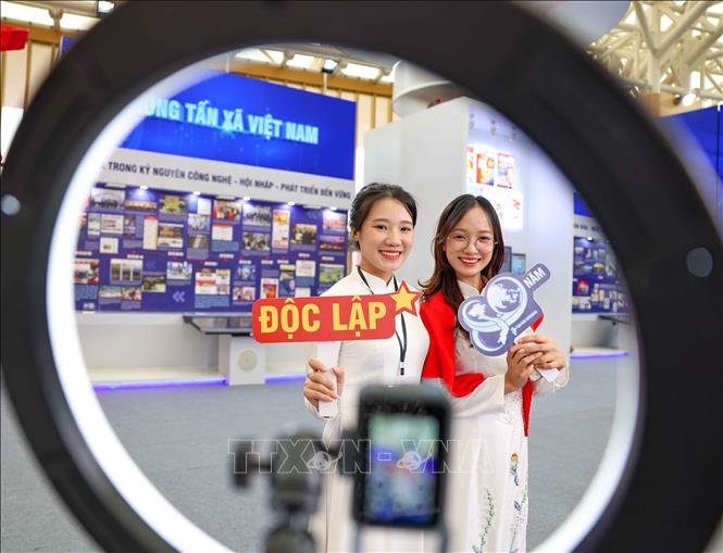 Khách tham quan được trải nghiệm Phòng truyền thống ảo, Góc check in 360 tại gian trưng bày của TTXVN. Ảnh: Thanh Tùng - TTXVN
