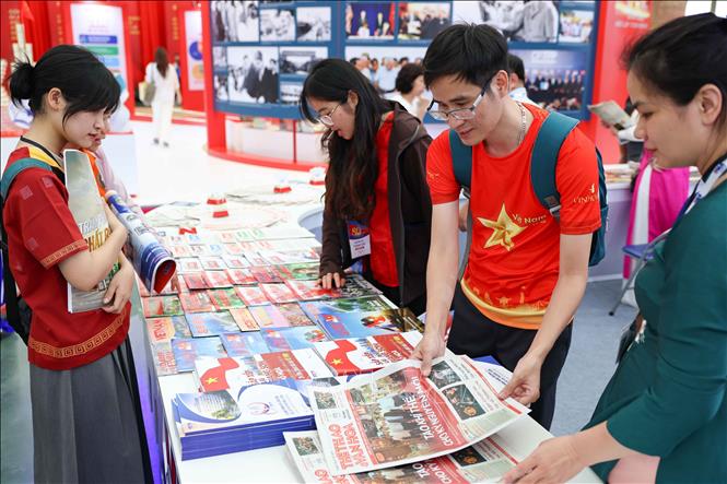Dịp này, TTXVN giới thiệu tới độc giả những ấn phẩm tiêu biểu do Nhà xuất bản Thông tấn biên soạn và xuất bản. Ảnh: Thanh Tùng - TTXVN