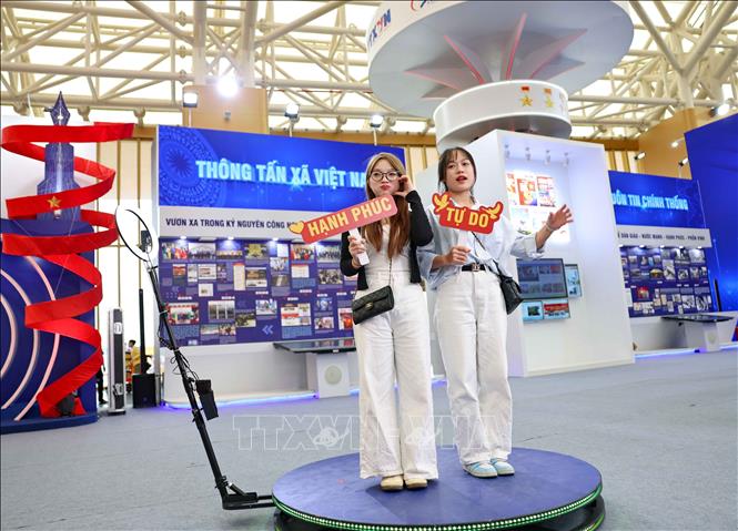 Khách tham quan được trải nghiệm Phòng truyền thống ảo, Góc check in 360. Ảnh: Thanh Tùng - TTXVN