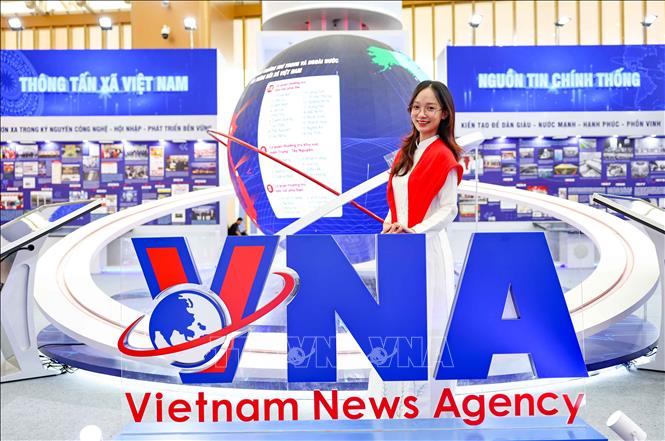 Khách tham quan check in tại gian trưng bày ấn tương, phong cách hiện đại của TTXVN. Ảnh: Thanh Tùng - TTXVN