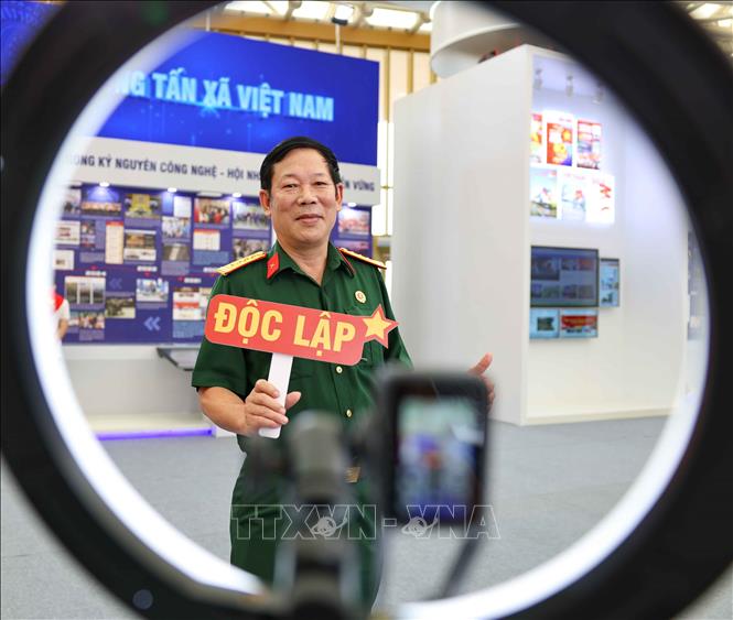 Khách tham quan được trải nghiệm Phòng truyền thống ảo, Góc check in 360. Ảnh: Thanh Tùng - TTXVN