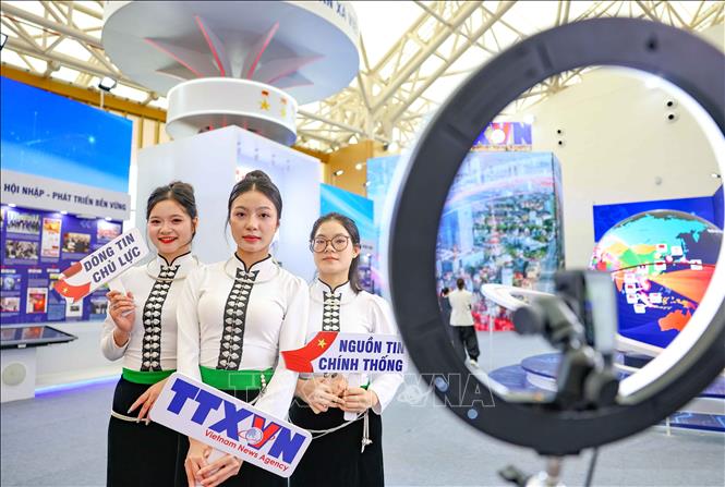 Khách tham quan gian trưng bày của TTXVN được trải nghiệm Phòng truyền thống ảo, Góc check in 360,  tham gia các mini gamea vui nhộn và ý nghĩa thông qua Cuộc thi tìm hiểu lịch sử… Ảnh: Thanh Tùng - TTXVN