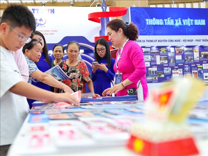 Dịp này, TTXVN giới thiệu tới độc giả những ấn phẩm tiêu biểu do Nhà xuất bản Thông tấn biên soạn và xuất bản; các số báo đặc biệt, cùng các sản phẩm báo chí số tương tác 3D chào mừng Ngày lễ lớn của dân tộc. Ảnh: Thanh Tùng - TTXVN
