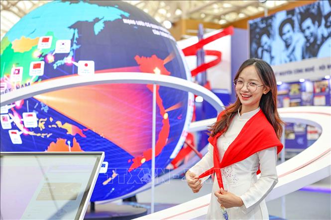 Điểm nhấn của cả khu trưng bày là quả cầu trung tâm cho thấy với sự hiện diện của phóng viên TTXVN tại 34 tỉnh, thành phố trong nước và các châu lục trên thế giới và khát vọng hội nhập quốc tế sâu rộng của TTXVN. Ảnh: Thanh Tùng - TTXVN