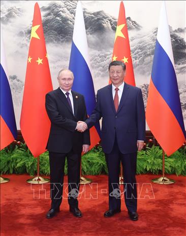 Người phát ngôn Điện Kremlin Dmitry Peskov cho biết chuyến thăm sắp tới của Tổng thống Nga Vladimir Putin tới Trung Quốc là một sự kiện “chưa từng có tiền lệ”. Trong khuôn khổ chuyến thăm kéo dài 4 ngày này, hai bên dự kiến sẽ tiến hành nhiều cuộc đàm phán quy mô lớn. Ảnh (tư liệu): Tổng thống Nga Vladimir Putin (trái) trong cuộc gặp Chủ tịch Trung Quốc Tập Cận Bình ở Bắc Kinh ngày 16/5/2024. Ảnh: THX/TTXVN