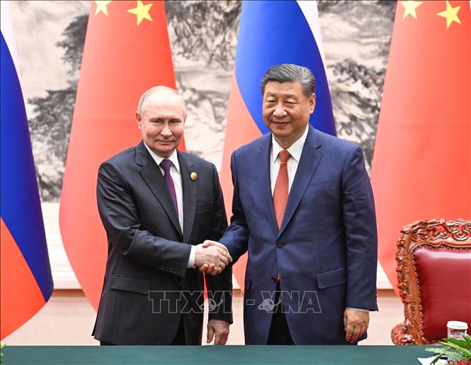 Tổng thống Nga Vladimir Putin sẽ tham dự hội nghị thượng đỉnh Tổ chức Hợp tác Thượng Hải (SCO), dự kiến diễn ra tại thành phố Thiên Tân (Trung Quốc) từ ngày 31/8 đến ngày 1/9. Ảnh (tư liệu): Tổng thống Nga Vladimir Putin (trái) trong cuộc gặp Chủ tịch Trung Quốc Tập Cận Bình ở Bắc Kinh ngày 16/5/2024. Ảnh: THX/TTXVN