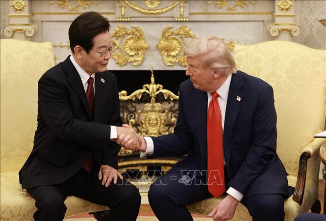 Tổng thống Hàn Quốc Lee Jae Myung cho biết trong cuộc hội đàm với Tổng thống Mỹ Donald Trump tại Nhà Trắng ngày 25/8/2025, hai bên đã nhất trí hiện đại hóa liên minh Hàn-Mỹ, phù hợp với môi trường an ninh đang thay đổi và mở ra một chương mới, tập trung vào việc thúc đẩy lợi ích quốc gia của cả hai bên. Ảnh: Yonhap/TTXVN