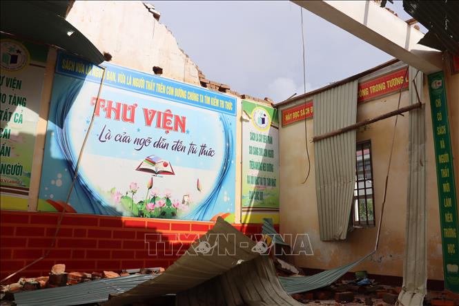 Phòng thư viện của Trường THCS Sơn Lộc, xã Xuân Lộc, tỉnh Hà Tĩnh, tan hoang sau bão. Ảnh: Hoàng Ngà - TTXVN