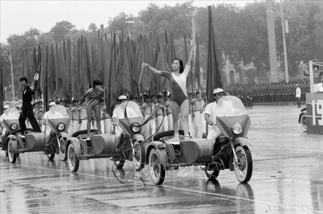 Khối nghệ thuật biểu diễn, thể dục thể thao tiến qua lễ đài. Ảnh: Xuân Lâm - TTXVN