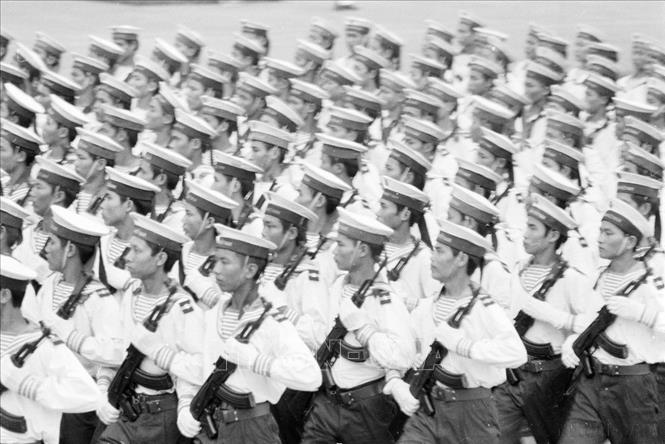 Khối chiến sỹ Hải quân tiến vào lễ đài. Ảnh: Kim Hùng – TTXVN