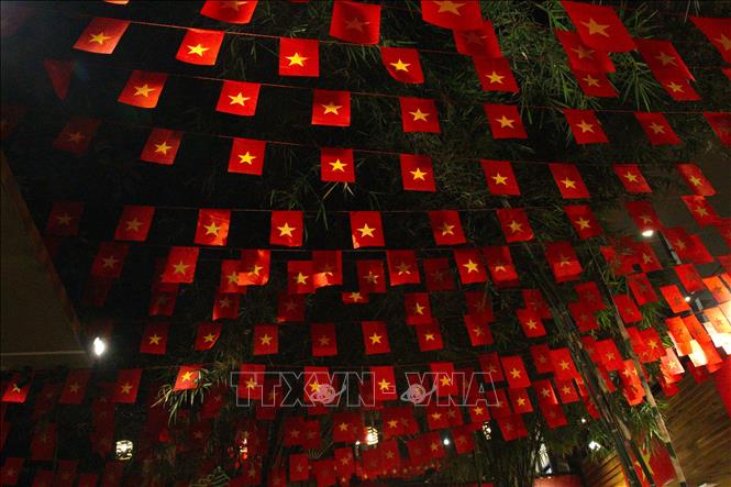 Hàng trăm lá cờ được bài trí trong và ngoài quán cà phê Nhà Phạm (Ninh Kiều). Ảnh: Nguyễn Hằng - TTXVN