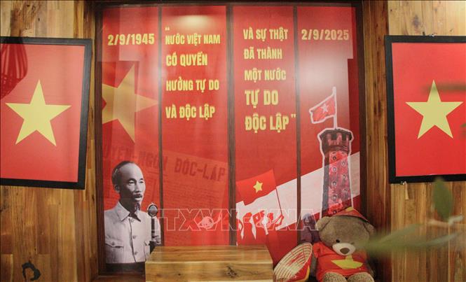 Một góc quán cà phê Nhà Phạm (phường Ninh kiều, thành phố Cần Thơ) được trang trí cờ và ảnh Bác. Ảnh: Nguyễn Hằng - TTXVN