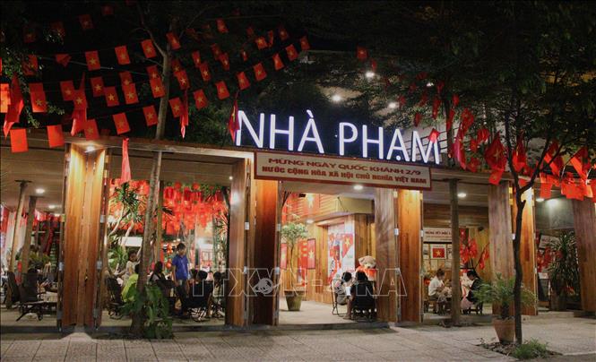 Hàng trăm lá cờ được bài trí trong và ngoài quán cà phê Nhà Phạm (Cần Thơ). Ảnh: Nguyễn Hằng - TTXVN