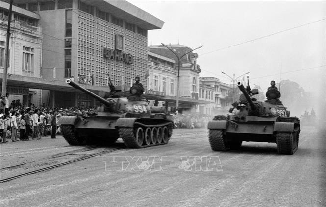Binh chủng thiết giáp diễu hành trên đường Nam Bộ (nay là Lê Duẩn). Ảnh: Cao Phong – TTXVN
