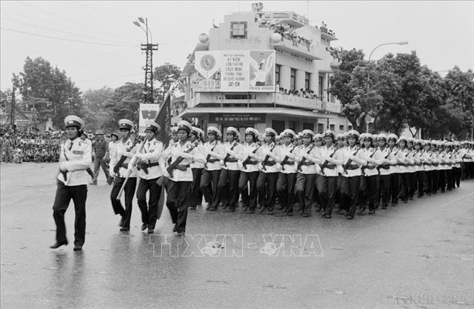  Nữ quân nhân binh chủng hải quân diễu hành trên đường phố Hà Nội. Ảnh: Cao Phong – TTXVN