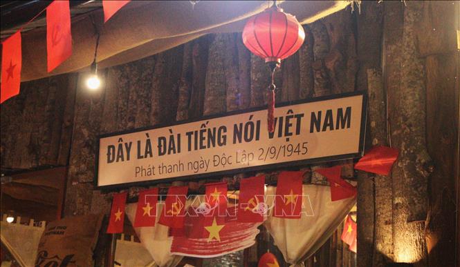 Không gian trang trí mang đậm màu sắc lịch sử. Ảnh: Nguyễn Hằng - TTXVN