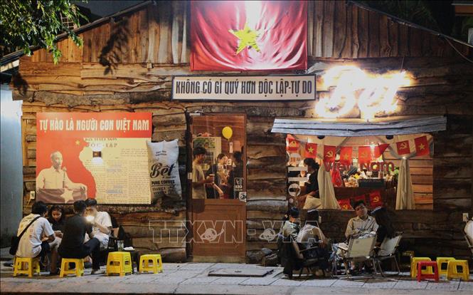 Các quán cafe gây ấn tượng với cờ đỏ sao vàng rực rỡ. Ảnh: Nguyễn Hằng - TTXVN