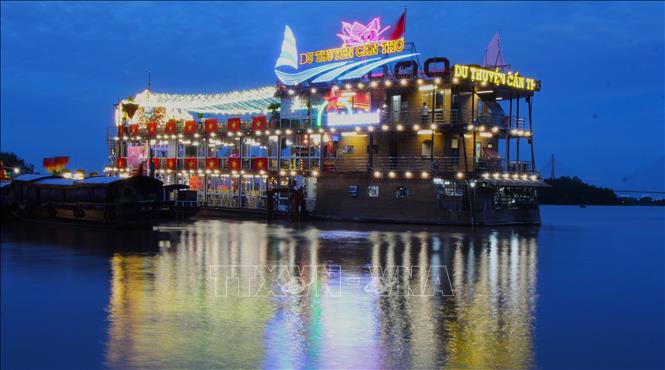 Du thuyền Cần Thơ rực rỡ cờ hoa trước thềm đại lễ. Ảnh: Nguyễn Hằng - TTXVN