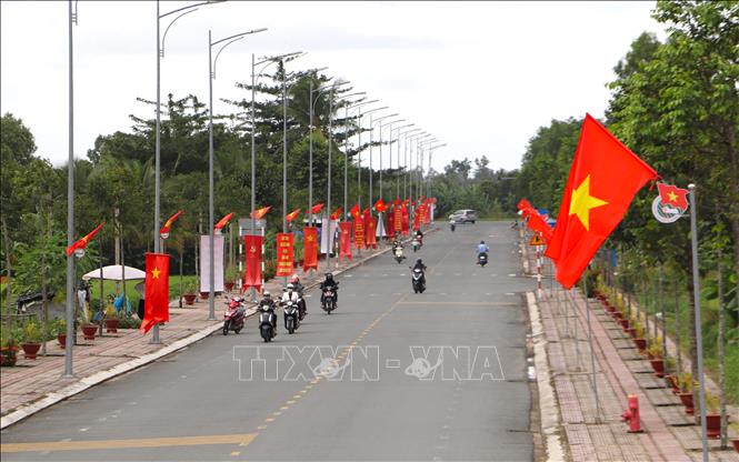 Tuyến đường Lê Quý Đôn (phường Vị Tân) rợp bóng cờ đỏ sao vàng, cờ đảng. Ảnh: Nguyễn Hằng - TTXVN