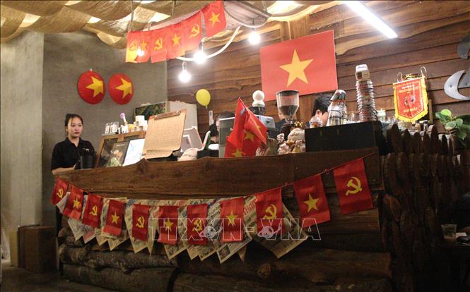 Một quán cafe trang trí cờ đỏ sao vàng. Ảnh: Nguyễn Hằng - TTXVN
