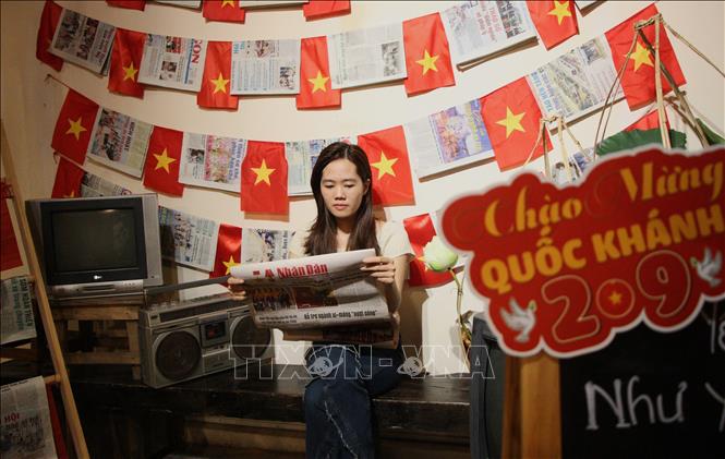 Giới trẻ tìm hiểu về lịch sử. Ảnh: Nguyễn Hằng - TTXVN