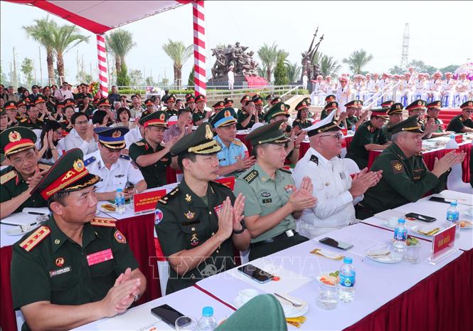 Tùy viên quân sự các nước dự buổi lễ. Ảnh: Trọng Đức - TTXVN