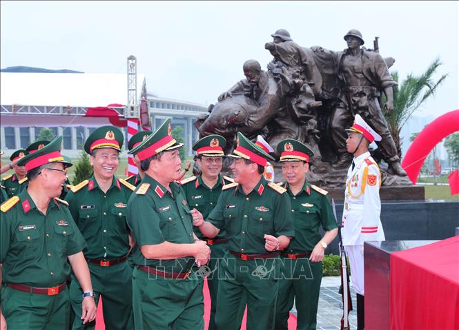 Thượng tướng Hoàng Xuân Chiến, Ủy viên Trung ương Đảng, Ủy viên Thường vụ Quân ủy Trung ương, Thứ trưởng Bộ Quốc phòng và các đại biểu tham quan các cụm tượng tại buổi lễ. Ảnh: Trọng Đức - TTXVN