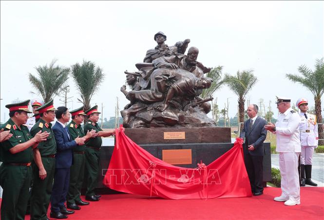Thượng tướng Hoàng Xuân Chiến, Thứ trưởng Bộ Quốc phòng, Đại sứ Cuba tại Việt Nam Rogelio Polanco Fuentes và các đại biểu kéo băng khai trương cụm tượng tri ân chuyên gia quân sự Cuba. Ảnh: Trọng Đức - TTXVN