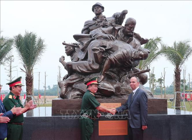 Thượng tướng Hoàng Xuân Chiến, Thứ trưởng Bộ Quốc phòng và Đại sứ Cuba tại Việt Nam Rogelio Polanco Fuentes tại lễ khai trương cụm tượng tri ân chuyên gia quân sự Cuba. Ảnh: Trọng Đức - TTXVN