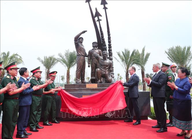 Thượng tướng Lê Huy Vịnh, Thứ trưởng Bộ Quốc phòng và Đại sứ Liên bang Nga tại Việt Nam Bezdetko Gennady Stepanovich kéo băng khánh thành cụm tượng các chuyên gia Nga. Ảnh: Trọng Đức - TTXVN