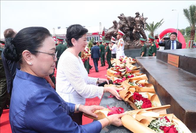 Đại biểu đặt hoa tri ân tại cụm tượng các chuyên gia vừa được khánh thành. Ảnh: Trọng Đức - TTXVN