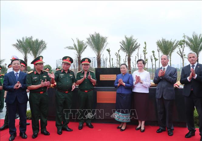 Các đại biểu thực hiện nghi thức kéo băng đặt đá tượng trưng cụm tượng tri ân các chiến sĩ Lào. Ảnh: Trọng Đức - TTXVN