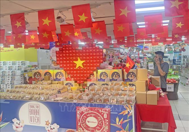 Trang trí Quốc kỳ mừng Tết Độc lập tại WinMart. Ảnh: Trần Việt - TTXVN