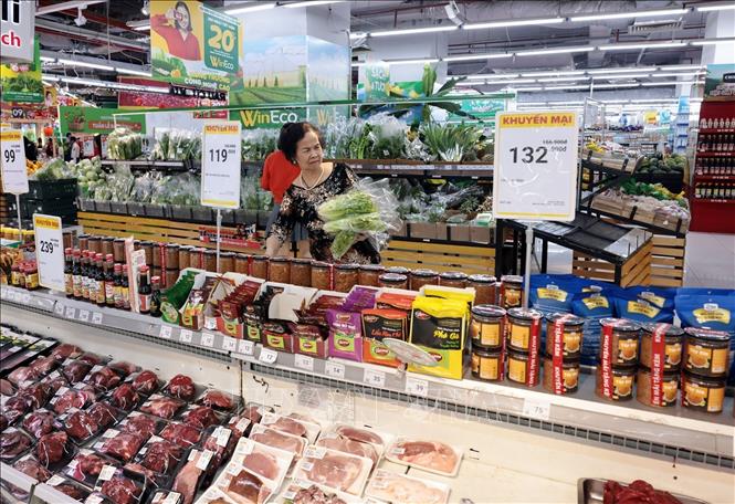 Thực phẩm các loại bày bán tại WinMart. Ảnh: Trần Việt - TTXVN