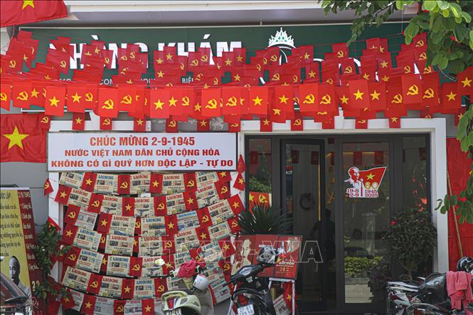 Người dân trang hoàng rực rỡ cờ Tổ quốc hướng về lễ kỷ niệm 80 năm Quốc khánh 2/9. Ảnh: Phan Quân - TTXVN