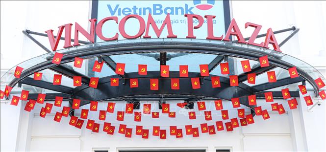 Siêu thị cũng được trang hoàng rực rỡ cờ Tổ quốc hướng về lễ kỷ niệm 80 năm Quốc khánh 2/9. Ảnh: Phan Quân - TTXVN