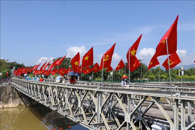 Cầu Mường Thanh rực rỡ cờ Tổ quốc hướng về lễ kỷ niệm 80 năm Quốc khánh 2/9. Ảnh: Phan Quân - TTXVN