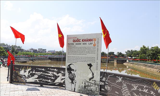 Cầu Mường Thanh được trang hoàng lộng lẫy cờ Tổ quốc hướng về lễ kỷ niệm 80 năm Quốc khánh 2/9. Ảnh: Phan Quân - TTXVN. Ảnh: Phan Quân - TTXVN