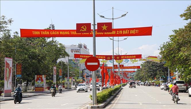 Đường phố được trang hoàng rực rỡ hướng về lễ kỷ niệm 80 năm Quốc khánh 2/9. Ảnh: Phan Quân - TTXVN