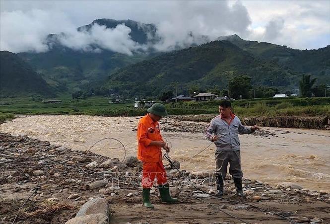 Nhân viên Chi nhánh Viettel Lào Cai khắc phục sự cố về đứt dây mạng. Ảnh: TTXVN phát       