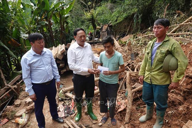 Lãnh đạo chính quyền các địa phương trong tỉnh Lào Cai thăm hỏi người dân bị thiệt hại. Ảnh: TTXVN phát       
