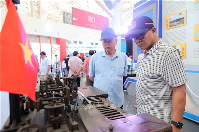 Người dân tham quan, trải nghiệm trại Khu trưng bày của Bộ Khoa học và Công nghệ. Ảnh: An Đăng - TTXVN