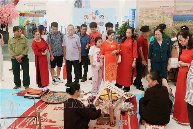 Khách tham quan trải nghiệm tại gian trưng bày của tỉnh Hưng Yên. Ảnh: An Đăng - TTXVN