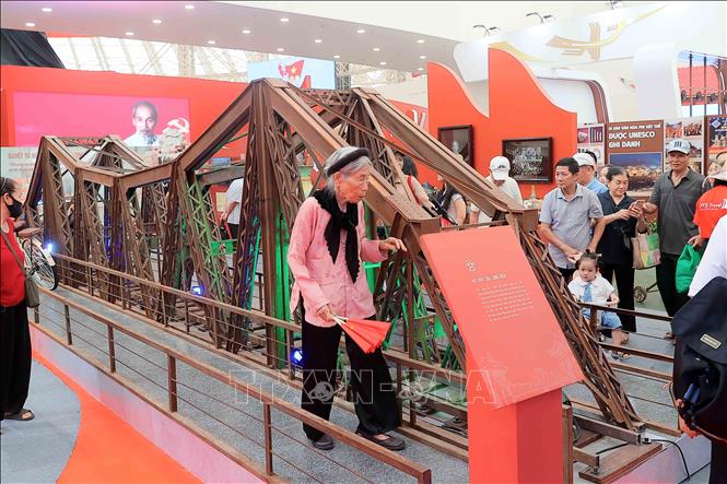 Người dân trải nghiệm không gian trưng bày của thành phố Hà Nội. Ảnh: An Đăng - TTXVN