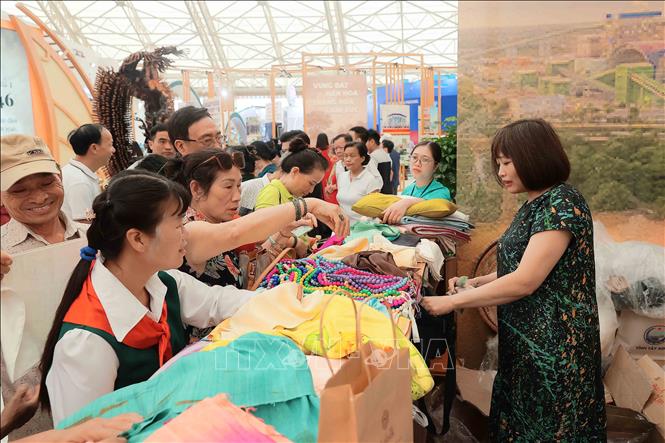 Khách tham quan tại gian trưng bày của tỉnh Hưng Yên. Ảnh: An Đăng - TTXVN