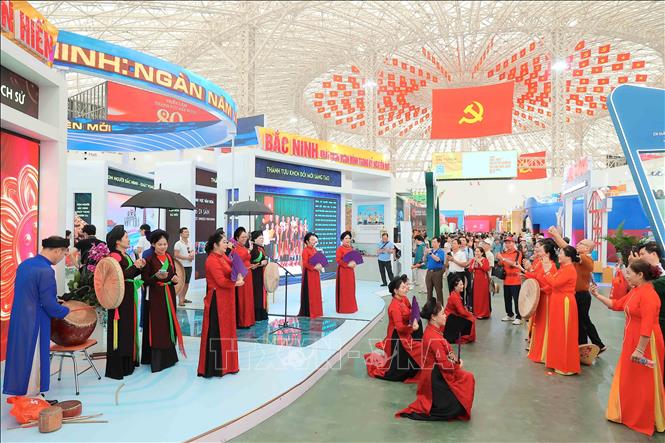 Người dân thưởng thức nét văn hóa nghệ thuật tại gian trưng bày của tỉnh Bắc Ninh. Ảnh: An Đăng - TTXVN