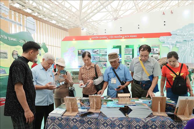 Khách tham quan và thưởng thức sản vật tại gian trưng bày của tỉnh Tuyên Quang. Ảnh: An Đăng - TTXVN